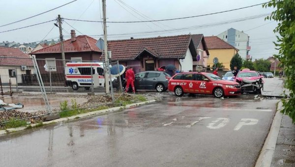У УДЕСУ ПОВРЕЂЕНО ПЕТ ОСОБА: Саобраћајна незгода у центру Чачка У УДЕСУ ПОВРЕЂЕНО ПЕТ ОСОБА: Саобраћајна незгода у центру Чачка