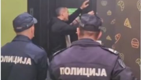 TAKSISTA NAVODNO POKUŠAO DA UBIJE PUTNIKE ŠRAFCIGEROM? Isplivao snimak drame u Vranju, policija reagovala (VIDEO) TAKSISTA NAVODNO POKUŠAO DA UBIJE PUTNIKE ŠRAFCIGEROM? Isplivao snimak drame u Vranju, policija reagovala (VIDEO)
