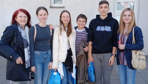 СВЕЧАНО ДОЧЕКАНИ НАГРАЂЕНИ ЂАЦИ: ОШ Момчило Поповић Озрен“ у Параћину добар пример вршњацима СВЕЧАНО ДОЧЕКАНИ НАГРАЂЕНИ ЂАЦИ: ОШ Момчило Поповић Озрен“ у Параћину добар пример вршњацима