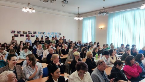 МЛАДИ НЕ ОДУСТАЈУ ОД РОДИТЕЉСТВА: Руско-српски научни семинар о „Животном свету студената“ и омладинској политици (ФОТО) МЛАДИ НЕ ОДУСТАЈУ ОД РОДИТЕЉСТВА: Руско-српски научни семинар о „Животном свету студената“ и омладинској политици (ФОТО)