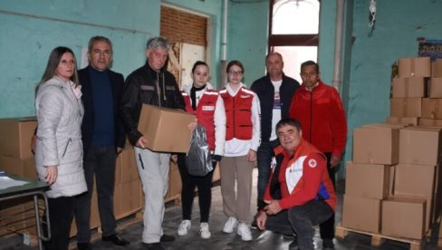 STO PAKETA HRANE: Opština Zemun pomaže najsiromašnijim sugrađanima STO PAKETA HRANE: Opština Zemun pomaže najsiromašnijim sugrađanima