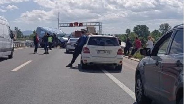 САОБРАЋАЈНИ УДЕС КОД ЋИЋЕВЦА: Три траке блокиране, учествовало више возила (ФОТО)