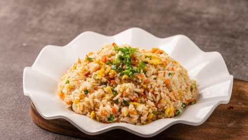 LAGANI LETNJI OBROK: Salata sa pirinčem i feta sirom LAGANI LETNJI OBROK: Salata sa pirinčem i feta sirom