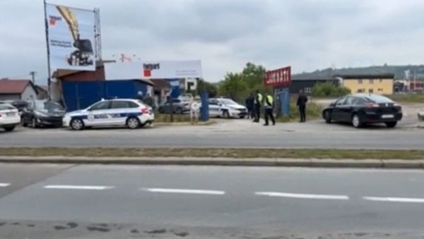 ПРВИ СНИМАК СА МЕСТА УБИСТВА: Убијен мушкарац у ватреном обрачуну код Чачка (ВИДЕО) ПРВИ СНИМАК СА МЕСТА УБИСТВА: Убијен мушкарац у ватреном обрачуну код Чачка (ВИДЕО)