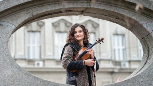 NAJVIŠE VOLI DA SVIRA U SRBIJI: Jelenu iz Ćuprije violina odvela u svet NAJVIŠE VOLI DA SVIRA U SRBIJI: Jelenu iz Ćuprije violina odvela u svet