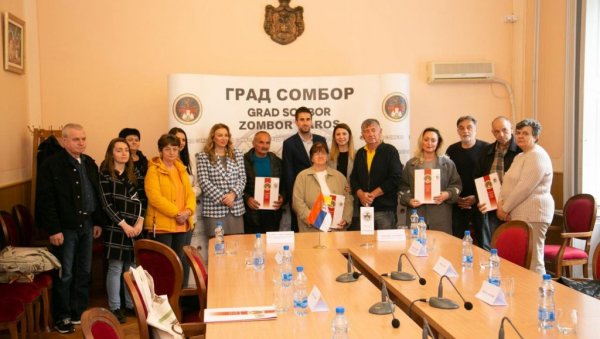 КРОВ НАД ГЛАВОМ ЗА ШЕСТ ПОРОДИЦА: Сомбор наставља да помаже избеглице КРОВ НАД ГЛАВОМ ЗА ШЕСТ ПОРОДИЦА: Сомбор наставља да помаже избеглице