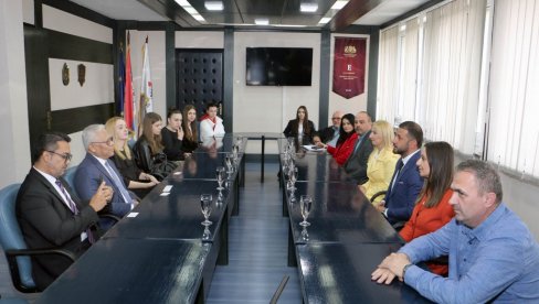 AMBASADOR INDONEZIJE POSETIO SMEDEREVO: Razgovori sa učenicima OŠ Dr Jovan Cvijić AMBASADOR INDONEZIJE POSETIO SMEDEREVO: Razgovori sa učenicima OŠ Dr Jovan Cvijić