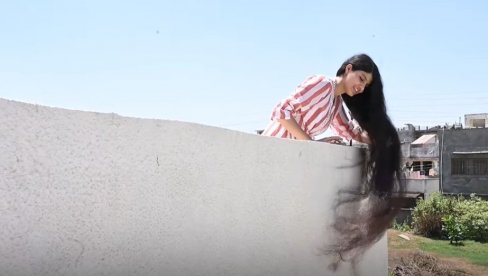 ONA JE VLASNICA NAJDUŽE KOSE NA SVETU: Svi se pitaju zbog čega ne želi da se ošiša i kako uspeva da je održi uvek čistom i negovanom (VIDEO) ONA JE VLASNICA NAJDUŽE KOSE NA SVETU: Svi se pitaju zbog čega ne želi da se ošiša i kako uspeva da je održi uvek čistom i negovanom (VIDEO)