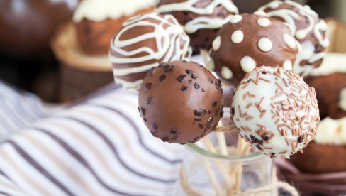 NAJUKUSNIJI POPSI SA KEKSOM: Recept za omiljenu poslasticu svakog mališana NAJUKUSNIJI POPSI SA KEKSOM: Recept za omiljenu poslasticu svakog mališana