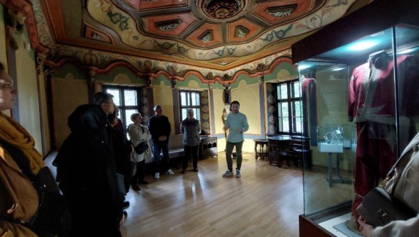 ЧАС ИСТОРИЈЕ У МИЛОШЕВОМ КОНАКУ: Одржана прва тура намењена страним туристима ЧАС ИСТОРИЈЕ У МИЛОШЕВОМ КОНАКУ: Одржана прва тура намењена страним туристима