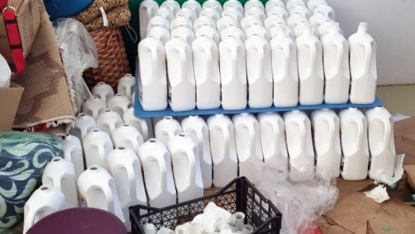 ПРОНАЂЕНА ВЕЋА КОЛИЧИНА ФАЛСИФИКОВАНИХ ПРОИЗВОДА: Ухапшенo двоje Новосађана, против Београђанина кривична пријава (ФОТО) ПРОНАЂЕНА ВЕЋА КОЛИЧИНА ФАЛСИФИКОВАНИХ ПРОИЗВОДА: Ухапшенo двоje Новосађана, против Београђанина кривична пријава (ФОТО)
