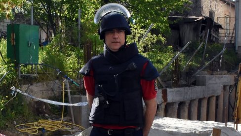 ОВО ЈЕ ЧОВЕК КОЈИ ЈЕ У НИШУ НЕУТРАЛИСАО ТОНУ ТЕШКУ АВИО-БОМБУ СА 430 КГ ЕКСПЛОЗИВА: То исто је радио 2011. у Крагујевцу и 2013. на Дорћолу ОВО ЈЕ ЧОВЕК КОЈИ ЈЕ У НИШУ НЕУТРАЛИСАО ТОНУ ТЕШКУ АВИО-БОМБУ СА 430 КГ ЕКСПЛОЗИВА: То исто је радио 2011. у Крагујевцу и 2013. на Дорћолу