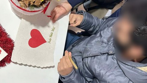 OD ISTROŠENIH PAKLICA CIGARETA PRAVE ČESTITKE I POZIVNICE: Projektu Kuća od papira priključili se zaposleni i osuđenici zatvora u Zaječaru OD ISTROŠENIH PAKLICA CIGARETA PRAVE ČESTITKE I POZIVNICE: Projektu Kuća od papira priključili se zaposleni i osuđenici zatvora u Zaječaru
