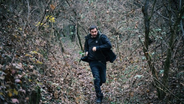 НИКОЛА ПОСТАЈЕ ГЛАВНИ ОСУМЊИЧЕНИ: Трећа сезона серије Мочвара доноси промене које нико није очекивао НИКОЛА ПОСТАЈЕ ГЛАВНИ ОСУМЊИЧЕНИ: Трећа сезона серије Мочвара доноси промене које нико није очекивао