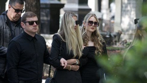 SCENA KOJA SLAMA SRCA: Pogledajte šta je uradila sestra Ivana nakon sahrane Bojane Janković (VIDEO) SCENA KOJA SLAMA SRCA: Pogledajte šta je uradila sestra Ivana nakon sahrane Bojane Janković (VIDEO)