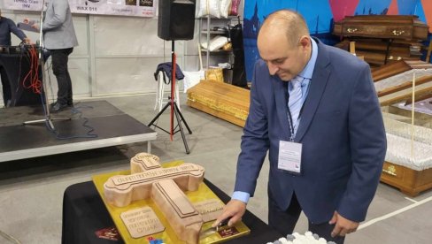 SUVENIR - GLOGOV KOČIĆ, TORTA U OBLIKU KRSTA: Šta sve može da se vidi u Nišu, na sajmu pogrebne i prateće opreme (VIDEO) SUVENIR - GLOGOV KOČIĆ, TORTA U OBLIKU KRSTA: Šta sve može da se vidi u Nišu, na sajmu pogrebne i prateće opreme (VIDEO)