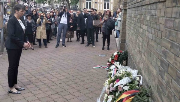 СЕЋАЊЕ НА ТРАГИЧНУ СУДБИНУ НОВОСАДСКИХ ЈЕВРЕЈА: Обележена 80. годишњица депортације у нацистичке логоре смрти СЕЋАЊЕ НА ТРАГИЧНУ СУДБИНУ НОВОСАДСКИХ ЈЕВРЕЈА: Обележена 80. годишњица депортације у нацистичке логоре смрти