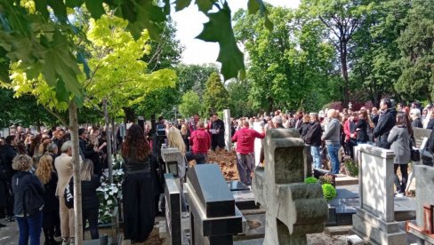 SAHRANJENA BOJANA JANKOVIĆ: Porodica i prijatelji ispratili voditeljku na večni počinak - bivši suprug neutešan (FOTO/VIDEO) SAHRANJENA BOJANA JANKOVIĆ: Porodica i prijatelji ispratili voditeljku na večni počinak - bivši suprug neutešan (FOTO/VIDEO)