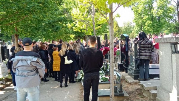 ИСПУЊЕНА ПОСЛЕДЊА ЖЕЉА: Бојана Јанковић сахрањена уз песму Вива ла вида (ВИДЕО) ИСПУЊЕНА ПОСЛЕДЊА ЖЕЉА: Бојана Јанковић сахрањена уз песму Вива ла вида (ВИДЕО)