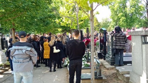 ISPUNJENA POSLEDNJA ŽELJA: Bojana Janković sahranjena uz pesmu Viva la vida (VIDEO) ISPUNJENA POSLEDNJA ŽELJA: Bojana Janković sahranjena uz pesmu Viva la vida (VIDEO)