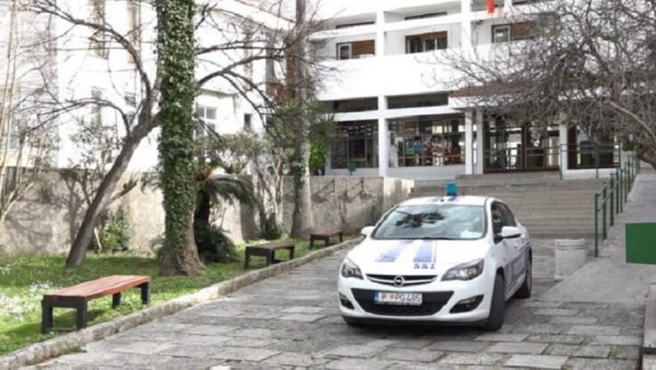 КРИВИЧНА МАЛОЛЕТНИЦИ ЗА ЛАЖНЕ ДОЈАВЕ: Мејлове о бомбама у херцегновској школи слала петнаестогодишња странкиња КРИВИЧНА МАЛОЛЕТНИЦИ ЗА ЛАЖНЕ ДОЈАВЕ: Мејлове о бомбама у херцегновској школи слала петнаестогодишња странкиња