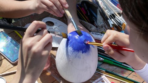 MALIŠANI BOJILI JAJA: U Konaku kneginje LJubice organizovana manifestacija Dečje Vaskršnje čarolije (FOTO)