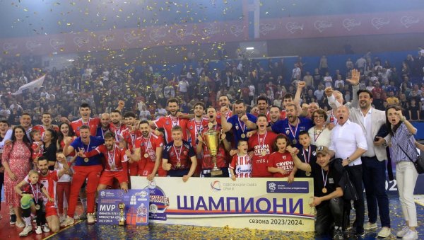 СА ДЕЛИЈАМА ДО 13. КРУНЕ: Одбојкаши Црвене звезде после осам година освојили титулу пошто су у мајсторици финала плеј-офа савладали Партизан СА ДЕЛИЈАМА ДО 13. КРУНЕ: Одбојкаши Црвене звезде после осам година освојили титулу пошто су у мајсторици финала плеј-офа савладали Партизан