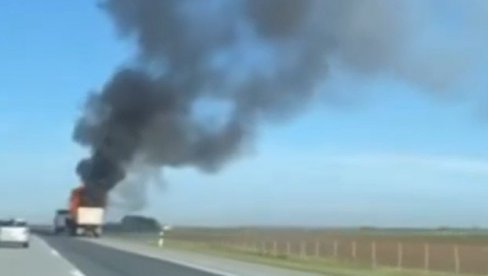 CRNI DIM KULJA U NEBO: Vatrena buktinja guta vozilo na auto-putu za Novi Sad (VIDEO) CRNI DIM KULJA U NEBO: Vatrena buktinja guta vozilo na auto-putu za Novi Sad (VIDEO)