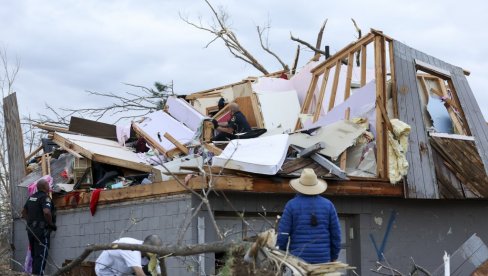 STRAHOVITI SNIMCI IZ VAZDUHA POKAZUJU RAZMERE KATASTROFE: Tornado opustošio Ameriku, ima mrtvih (VIDEO) STRAHOVITI SNIMCI IZ VAZDUHA POKAZUJU RAZMERE KATASTROFE: Tornado opustošio Ameriku, ima mrtvih (VIDEO)