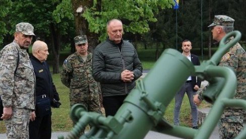 ZAPAD GLUV NA UDARCE HELEZA U RATNI BUBANJ: Direktne pretnje ministra odbrane BiH našem narodu u Srpskoj ponovo prošle bez osuda ZAPAD GLUV NA UDARCE HELEZA U RATNI BUBANJ: Direktne pretnje ministra odbrane BiH našem narodu u Srpskoj ponovo prošle bez osuda
