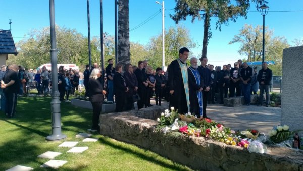 ПУЦЊИ МОГУ ДА УБИЈУ ЉУДЕ, АЛИ НЕ И СЕЋАЊЕ: Потресни моменти парастоса жртвама масовног убиства У Малом Орашју и Дубони ПУЦЊИ МОГУ ДА УБИЈУ ЉУДЕ, АЛИ НЕ И СЕЋАЊЕ: Потресни моменти парастоса жртвама масовног убиства У Малом Орашју и Дубони