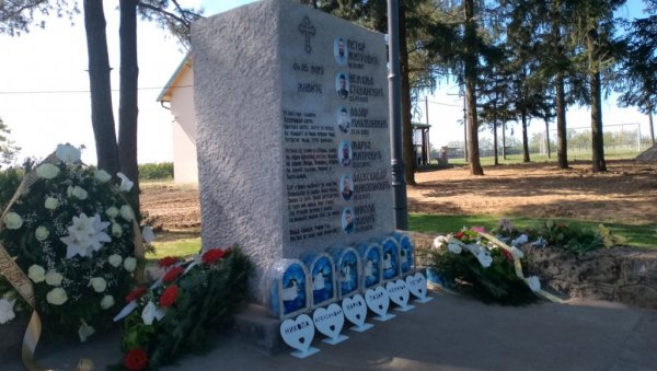 СУЗЕ, СВЕЋЕ И НЕПРОЛАЗНА БОЛ: У Малом Орашју и Дубони служен годишњи парастос жртвама масовног убиства (ФОТО) СУЗЕ, СВЕЋЕ И НЕПРОЛАЗНА БОЛ: У Малом Орашју и Дубони служен годишњи парастос жртвама масовног убиства (ФОТО)