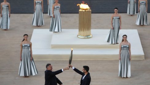 KRENULO JE ODBROJAVANJE: Grčka predala olimpijski plamen organizatorima Igara u Parizu 2024. godine KRENULO JE ODBROJAVANJE: Grčka predala olimpijski plamen organizatorima Igara u Parizu 2024. godine