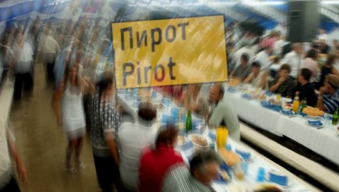 PA TO JE KRAĐA! Novosađanka šokirana svadbom u Pirotu - jedan običaj joj posebno zasmetao PA TO JE KRAĐA! Novosađanka šokirana svadbom u Pirotu - jedan običaj joj posebno zasmetao