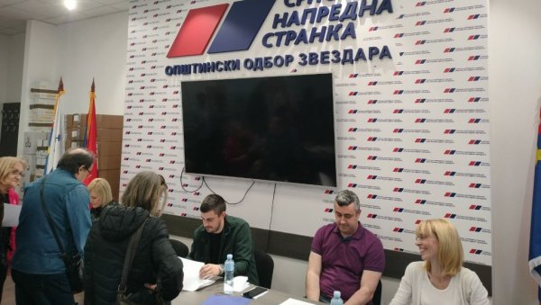 ГУЖВА И НА ЗВЕЗДАРИ: Грађани исказују подршку СНС-у за локалне изборе, стигао и Синиша Мали, Дарија Кисић... (ФОТО) ГУЖВА И НА ЗВЕЗДАРИ: Грађани исказују подршку СНС-у за локалне изборе, стигао и Синиша Мали, Дарија Кисић... (ФОТО)