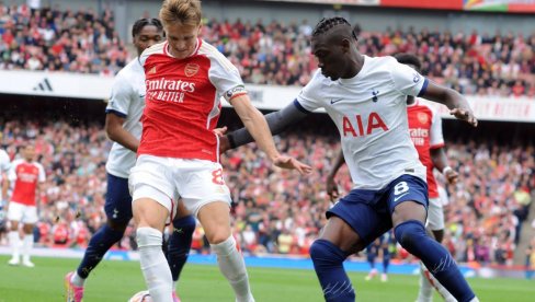 DRAMA U DERBIJU LONDONA: Arsenal testirao živce navijača, ali uspeo da zauzme čelo tabele DRAMA U DERBIJU LONDONA: Arsenal testirao živce navijača, ali uspeo da zauzme čelo tabele