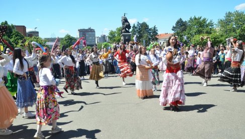 LAZARICE SIMBOL RADOSTI: Svečano obeležena Vrbica u Semberiji (FOTO)