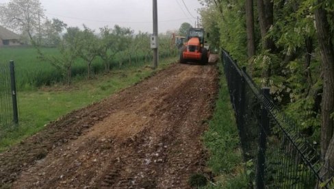 UREĐENJE SAOBRAĆAJNICE U SOPOTU: Nasipanje Šantićeve ulice