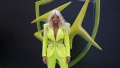 IZAZVALA ODUŠEVLJENJE PRISUTNIH: Jelena Karleuša se pojavila u stilu svetskih zvezda prilikom druženja sa fanovima (FOTO)