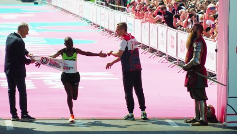 SPEKTAKL NA BEOGRADSKOM MARATONU: Kenijac pobedio i umalo oborio rekord - vreme impresivno! SPEKTAKL NA BEOGRADSKOM MARATONU: Kenijac pobedio i umalo oborio rekord - vreme impresivno!