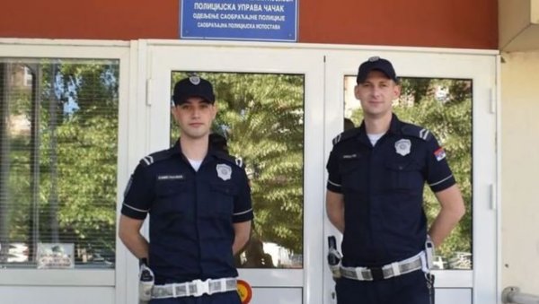 НИКОЛА И ДАРКО СПАСЛИ ЖИВОТ СУГРАЂАНИНУ: Мушкарцу позлило после уједа пчеле, брзом реакцијом полицајца све се добро завршило (ФОТО) НИКОЛА И ДАРКО СПАСЛИ ЖИВОТ СУГРАЂАНИНУ: Мушкарцу позлило после уједа пчеле, брзом реакцијом полицајца све се добро завршило (ФОТО)
