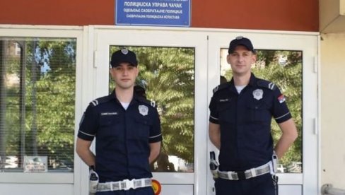 NIKOLA I DARKO SPASLI ŽIVOT SUGRAĐANINU: Muškarcu pozlilo posle ujeda pčele, brzom reakcijom policajca sve se dobro završilo (FOTO)