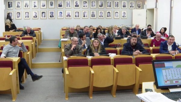 ТОКОМ МАЈА У ХЕРЦЕГ НОВОМ ТРИ СКУПШТИНСКА ЗАСЕДАЊА: Врућа тема „афера ледени тобоган“ (ФОТО) ТОКОМ МАЈА У ХЕРЦЕГ НОВОМ ТРИ СКУПШТИНСКА ЗАСЕДАЊА: Врућа тема „афера ледени тобоган“ (ФОТО)