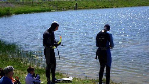 OČIŠĆENO ŠUMARIČKO JEZERO: U ekološkoj akciji učestvovali i brojni Kragujevčani OČIŠĆENO ŠUMARIČKO JEZERO: U ekološkoj akciji učestvovali i brojni Kragujevčani