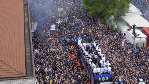 ЛУДНИЦА У МИЛАНУ: Навијачи бурно прославили титулу Интера! (ФОТО)