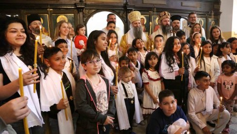 PATRIJARH PORFIRIJE KRSTIO DESETINE MALIŠANA U RIPNJU: Arhijerejsku Liturgiju služio na praznik Cveti uz sasluženje Episkopa Ilariona (FOTO) PATRIJARH PORFIRIJE KRSTIO DESETINE MALIŠANA U RIPNJU: Arhijerejsku Liturgiju služio na praznik Cveti uz sasluženje Episkopa Ilariona (FOTO)