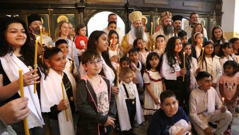 PATRIJARH  PORFIRIJE KRSTIO DESETINE MALIŠANA U RIPNJU: Arhijerejsku Liturgiju služio na praznik Cveti uz sasluženje Episkopa Ilariona (FOTO)