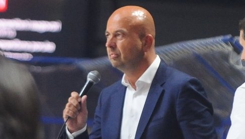 KADA NEŠA ILIĆ SLAVI POBEDU: Zvezdin tim menadžer postao hit na društvenim mrežama (VIDEO) KADA NEŠA ILIĆ SLAVI POBEDU: Zvezdin tim menadžer postao hit na društvenim mrežama (VIDEO)