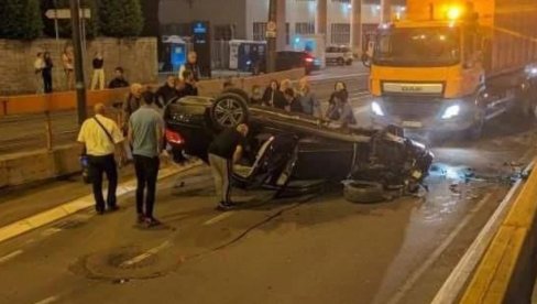 AUTOMOBIL SMRSKAN, PREVRNUO SE NA KROV: Stravična saobraćajna nesreća kod Sajma, građani izvlače ljude iz vozila (FOTO/ VIDEO) AUTOMOBIL SMRSKAN, PREVRNUO SE NA KROV: Stravična saobraćajna nesreća kod Sajma, građani izvlače ljude iz vozila (FOTO/ VIDEO)