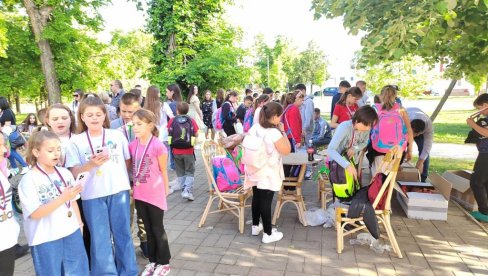MEDALJE LJUBAVI ZA VRŠNJAKE: Vrbas ugostio decu sa Kosova i Metohije MEDALJE LJUBAVI ZA VRŠNJAKE: Vrbas ugostio decu sa Kosova i Metohije